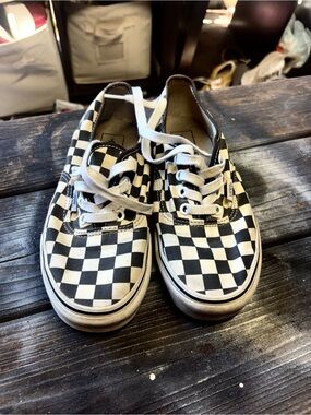 Van checkered laced size women 6.5